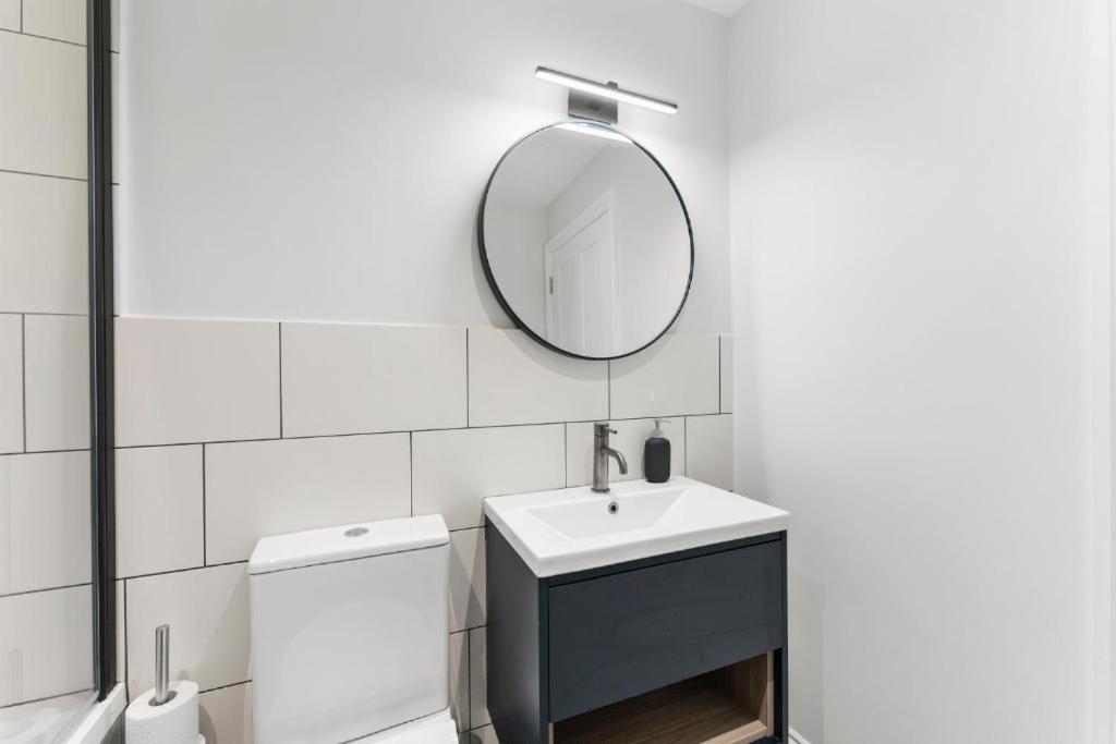 Peaceful Retreat With Balcony - Sleeps 9 * Londres