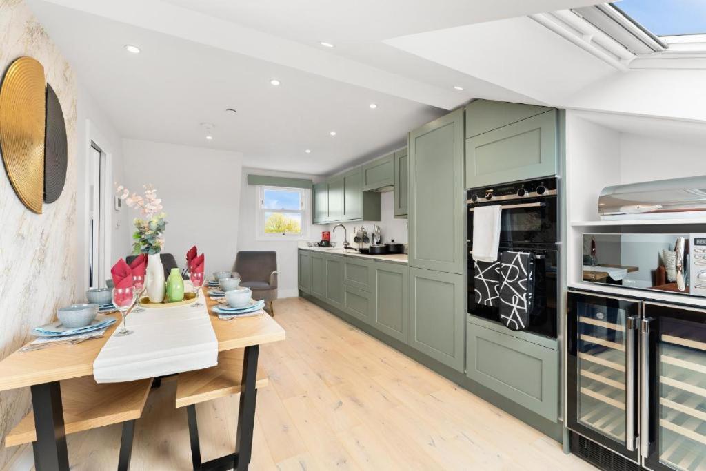 Peaceful Retreat With Balcony - Sleeps 9 *